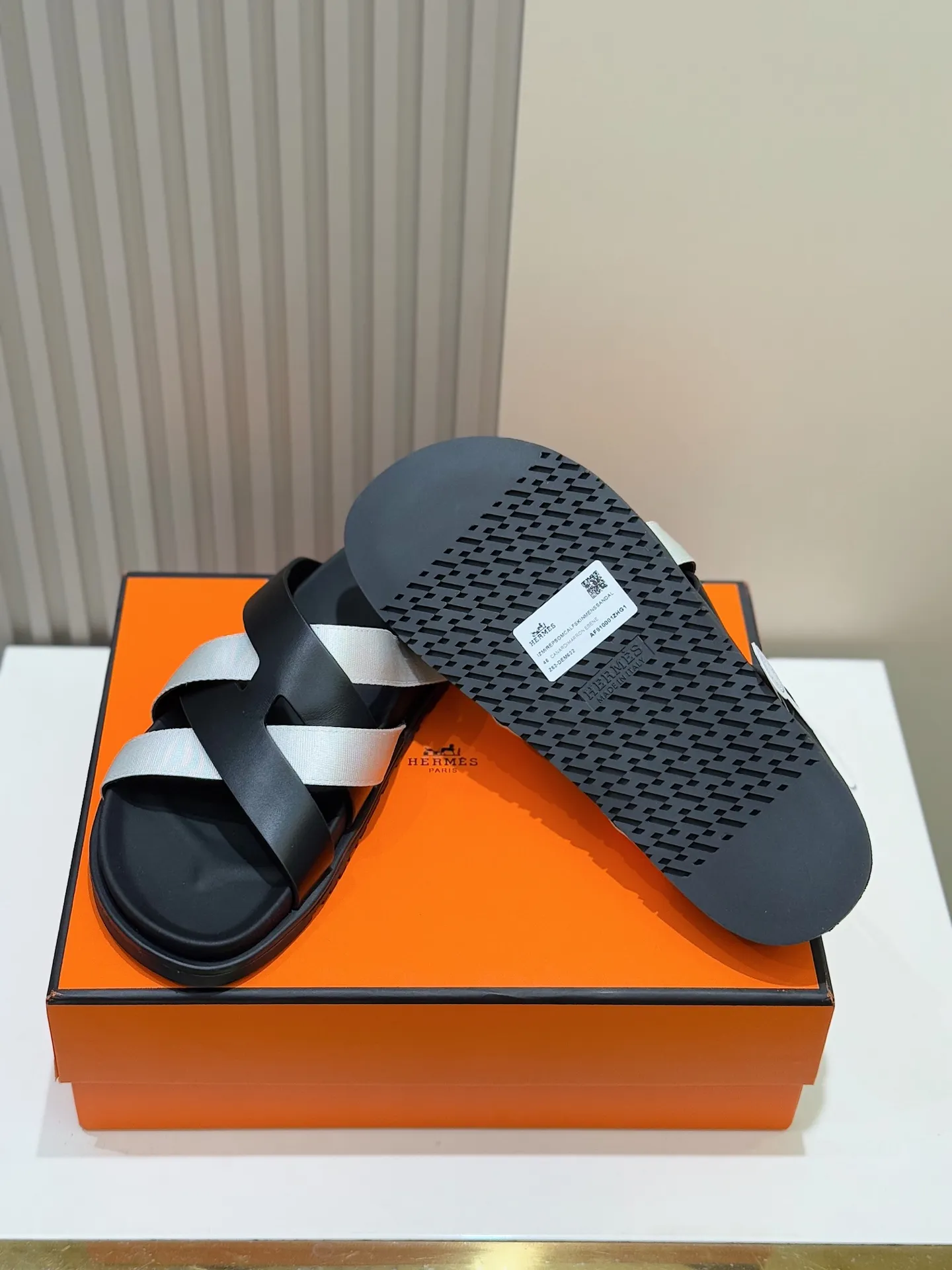 p300💰Men's Shoes Hermes Men's Kazimir Slippers - Top quality woven calfskin functional sandals with an intertwined upper inspired by the "H" iconic pattern to create a casual look, perfect for summer. Imported cowhide + cowhide lining + rubber outsole Size: 39-44 (customized at 38.45.46)